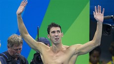 Americký plavec Michael Phelps zdraví diváky po polohové štafetě na 4x100...