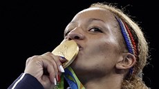 Francouzská boxerka Estelle Mosselyová se laská se zlatou medailí za triumf v...