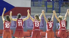 �eské basketbalistky do 16 let se radují z výhry nad Srbkami.