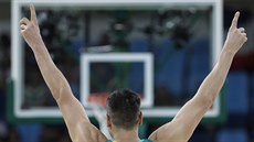 Australský pivot Andrew Bogut má radost z koe svého spoluhráe.