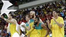 Australští basketbalisté se radují během utkání s Francií.