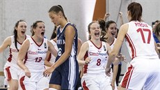 �eské basketbalistky do 16 let se radují z výhry nad Slovenskem.