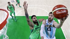 Argentinský basketbalista Anders Nocioni zakonuje na brazilský ko pes...