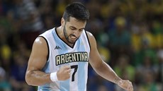 Facundo Campazzo z Argentiny se raduje ze své úspné stely.