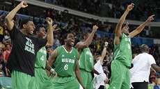 Nigerijtí basketbalisté se radují z úspné stely proti Chorvatsku.