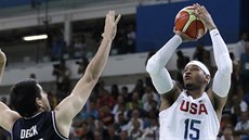 Americký basketbalista Carmelo Anthony střílí přes Gabriela Decka z Argentiny.