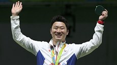 Světový rekordman Čing Čong-o z Koreje slaví třetí zlatou medaili v řadě v...