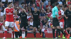 Philippe Coutinho z Liverpoolu (uprosted) slaví gól do sít Arsenalu.