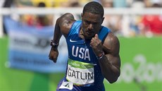KRÁL STOVKY. Takto, v poloze vleže, oslavoval Justin Gatlin loni v Londýně světový titul na 100 metrů i vítězství nad Usainem Boltem. Dnes se potřetí v kariéře představí v Ostravě.