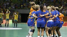 Nizozemské házenkářky slaví vítězství v olympijském čtvrtfinále, v pozadí...
