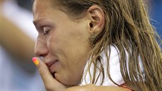 UPLAKANÉ STŘÍBRO. Osočovaná plavkyně Julia Jefimovová z Ruska pláče po druhém...