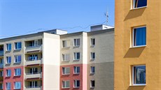 Nový nájemník si do bytu nast�hoval kamarády z ulice. Sousedé se za�ali bát.