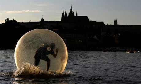 Zorbing pod Praským hradem