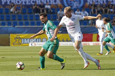 Josef Jindiek v dresu Bohemians kryje balon ped dotírajícím záloníkem...