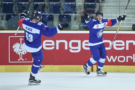 Hokejisté Liberce Jaroslav Vlach (vlevo) a Jan Ordo (vpravo) se radují ze...