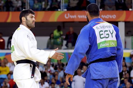 Egyptsk judista Islm ahb si na olympijskm turnaji v Riu de Janeiro...