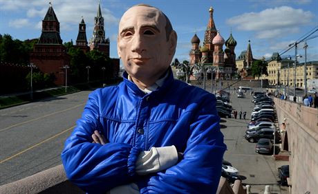 Roman Roslovcev v masce Vladimira Putina.