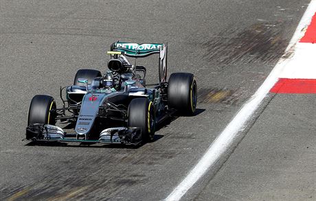 NA TRATI. Nico Rosberg pi trninku na okruhu Spa-Francorchamps v Belgii.