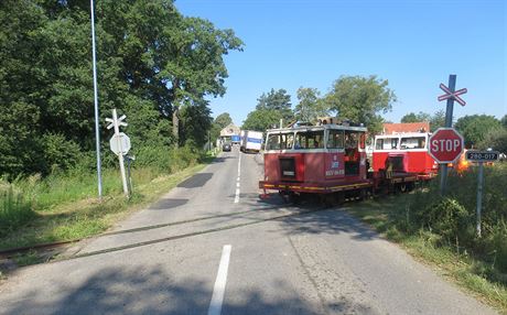 Nehoda na pejezdu v obci Ledkov, kde vjelo nákladní vozidlo ped drezínu.