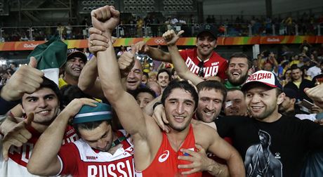 Ruský zápasník Abdulraid Sadulajev se raduje z olympijského zlata v kategorii...
