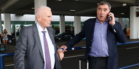 Eddy Merckx (vpravo) spolen s bývalým manaerem Anderlechtu Michelem...