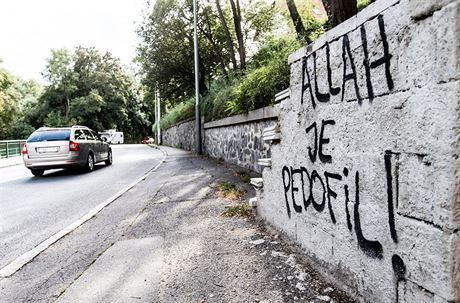 Graffiti proti islámu v Zábhlicích (23.8.2016)