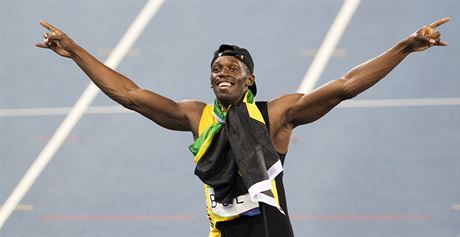 ÚSMV OD UCHA K UCHU. Usain Bolt slaví triumf ve tafet na 4x100 metr v Riu.