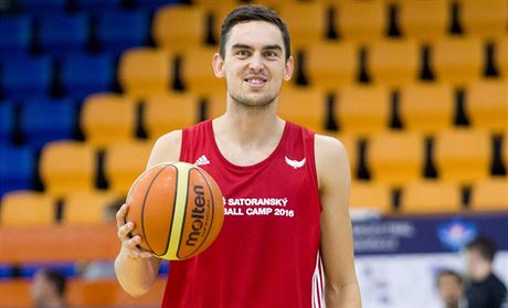 Tomá Satoranský pomáhá s tréninkem mladým basketbalistm, kteí se pihlásili...