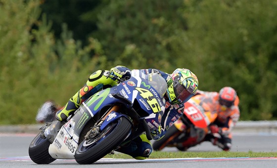 Do zatáky najídí Valentino Rossi, následuje ho Marc Márquez.