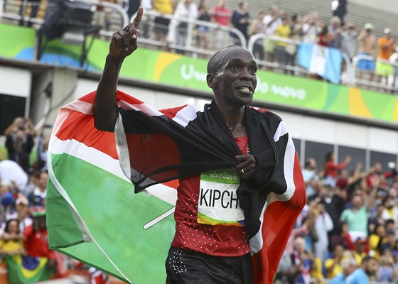 Takto se Eliud Kipchoge radoval z olympijského triumfu v Riu de Janeiro.