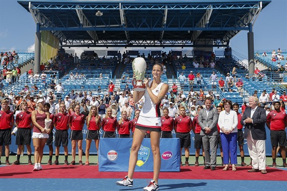 Karolína Plíková s trofejí pro vítzku turnaje v Cincinnati.