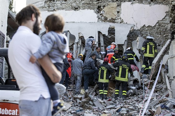 Záchranái prohledávají trosky v Accumoli po zemtesení, které zdevastovalo...
