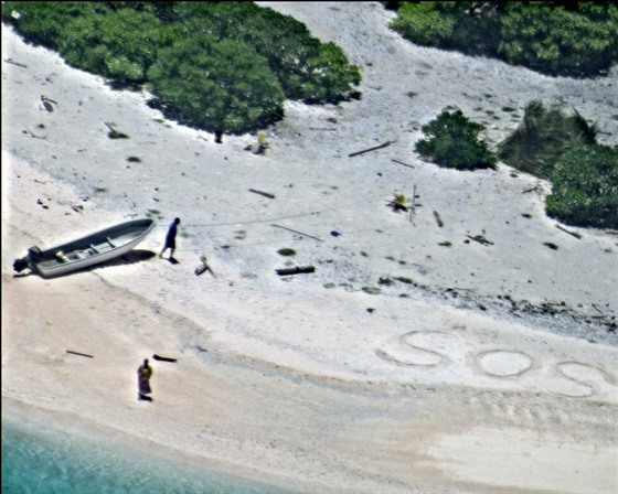 Piloti vojenské helikoptéry zahlédli písmena SOS, kdy pelétali ostrov East...