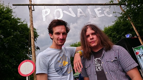 Básník Teodor Kravál (vpravo) na snímku se svým kolegou z umělecké skupiny Pohrabáč Lukášem Lerchem.