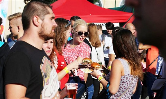 Hlavní náplní festivalu budou tisíce upeených hamburger.