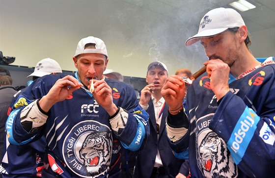 Martin Ševc slaví extraligový titul tradičním rituálem - kouřením doutníku