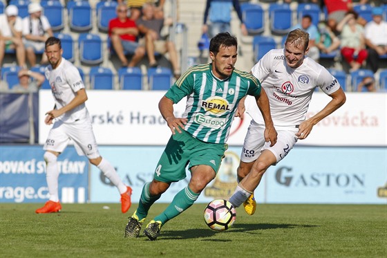 Josef Jindiek z Bohemians 1905 uniká Vlastimilu Daníkovi ze Slovácka.