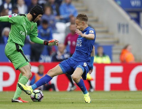 DOVOLIL SI. Petr ech, brankáská jednika Arsenalu, si útoníka Leicesteru...