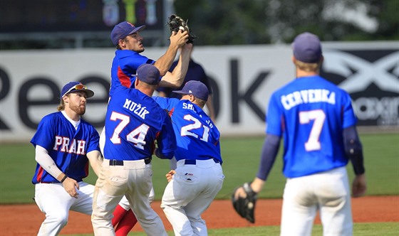 Baseballist Kotlky Praha v rozhodujcm utkn finle extraligy proti Drakm...