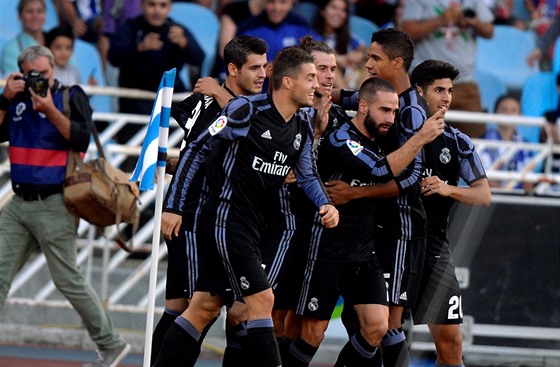 Fotbalisté Realu Madrid se radují ze vsteleného gólu v prvním kole panlské...