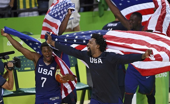 Basketbalisté USA slaví olympijské zlato v Riu 2016.