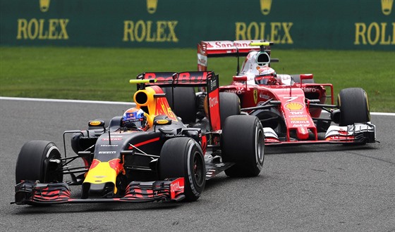 Souboj Kimiho Räikkönena a Maxe Verstappena pi Velké cen Belgie 2016.