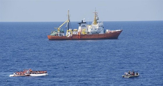 Plavidlo Aquarius patroluje ve Stedozemním moi a zachrauje uprchlíky.