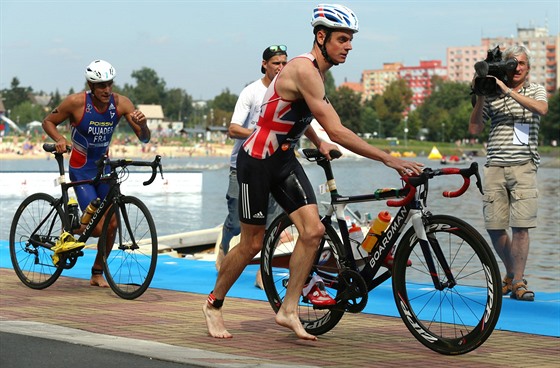 Jonathan Brownlee (vpravo) na trati karlovarského triatlonu