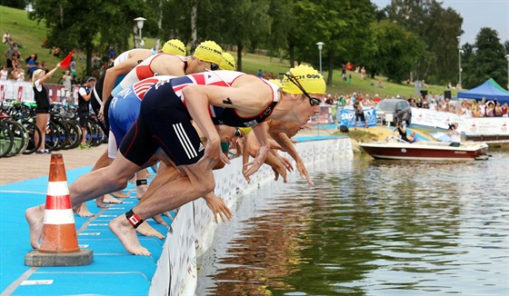 Jonathan Brownlee na trati karlovarského triatlonu