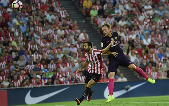 Ivan Rakiti, záloník Barcelony, stílí hlavou gól v utkání proti Bilbau.