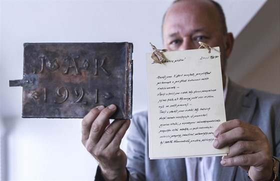 Starosta Radomil Kapar ukazuje schránku a dobový dokument z roku 1921.