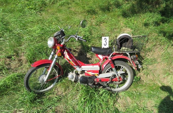 Moped, na kterém se svezl opilý mu, a zrovna rovnováhou nedisponoval.