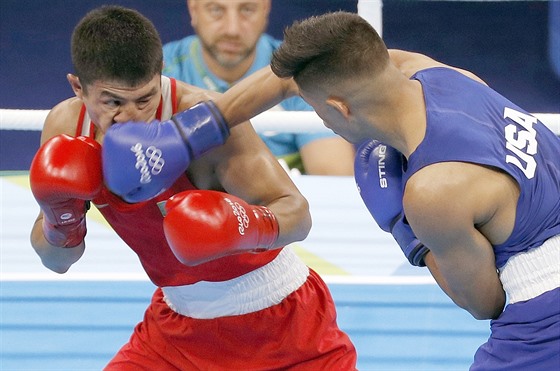 ZÁSAH. Americký boxer Carlos Zenon Balderas (vpravo) bojuje s Berikem...