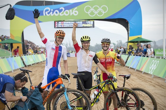 Olympijskm ampionem v zvodu horskch kol se stal vcar Nino Schurter, druh...